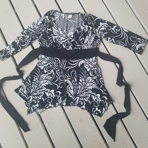 M blk/white tie back V neck top